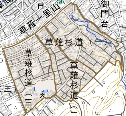 草薙杉道とその周辺の地図。町の範囲を重ねている