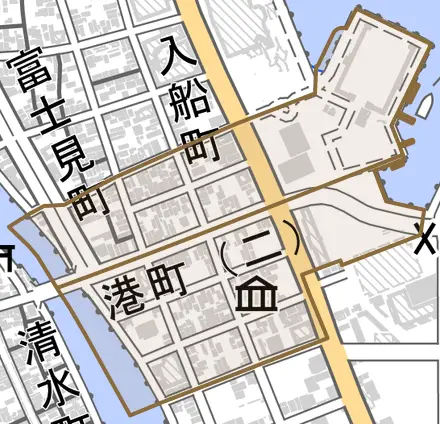 港町とその周辺の地図。町の範囲を重ねている