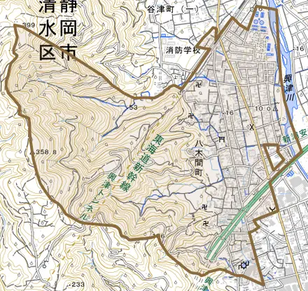 八木間町とその周辺の地図。町の範囲を重ねている