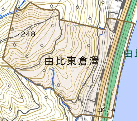 由比東倉澤とその周辺の地図。町の範囲を重ねている