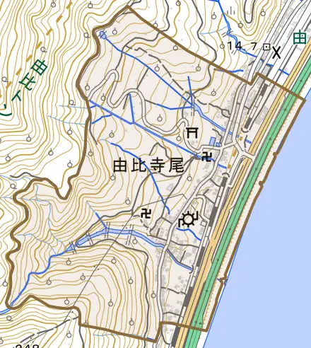 由比寺尾とその周辺の地図。町の範囲を重ねている