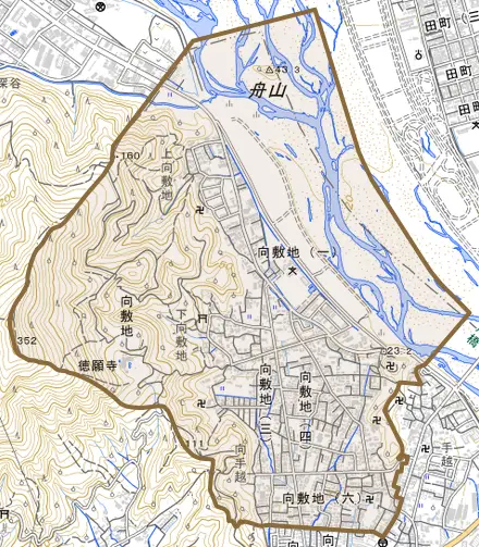 向敷地とその周辺の地図。町の範囲を重ねている
