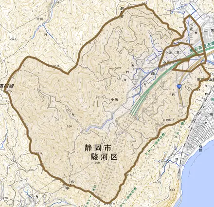 小坂とその周辺の地図。町の範囲を重ねている