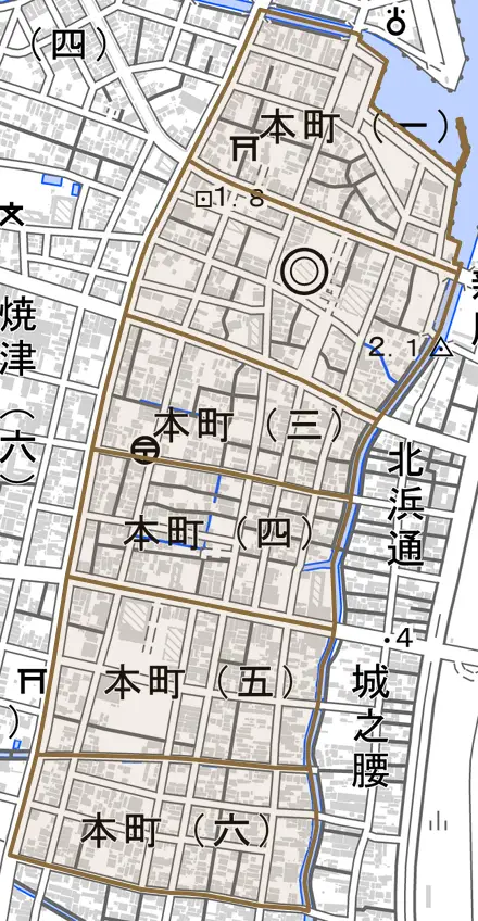 本町とその周辺の地図。町の範囲を重ねている