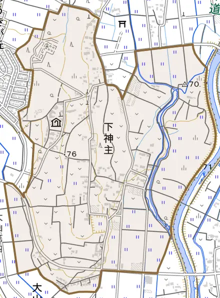 大字下神主とその周辺の地図。町の範囲を重ねている