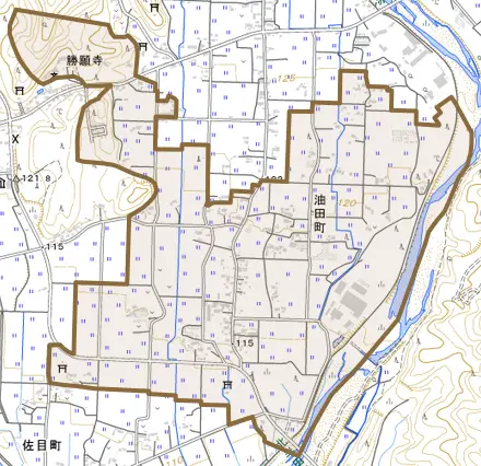油田町とその周辺の地図。町の範囲を重ねている