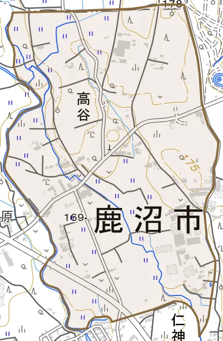高谷とその周辺の地図。町の範囲を重ねている