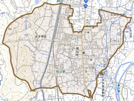 樅山町とその周辺の地図。町の範囲を重ねている