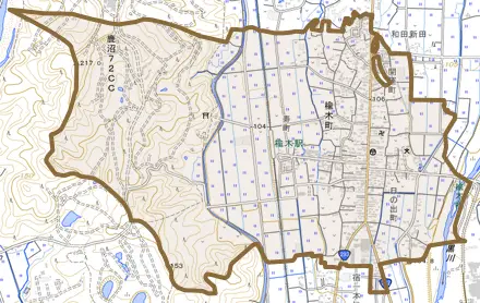楡木町とその周辺の地図。町の範囲を重ねている