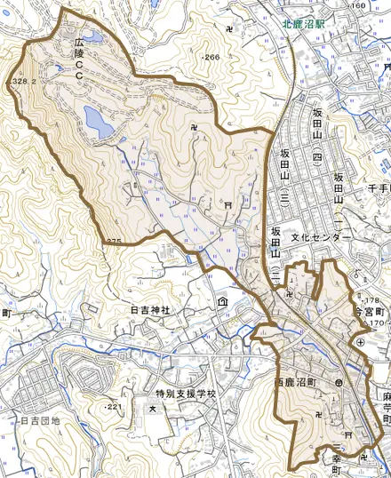 西鹿沼町とその周辺の地図。町の範囲を重ねている