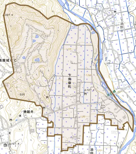 下南摩町とその周辺の地図。町の範囲を重ねている