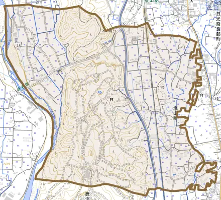 塩山町とその周辺の地図。町の範囲を重ねている