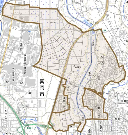 亀山とその周辺の地図。町の範囲を重ねている