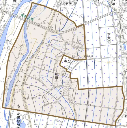 粕田とその周辺の地図。町の範囲を重ねている