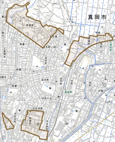 熊倉町とその周辺の地図。町の範囲を重ねている