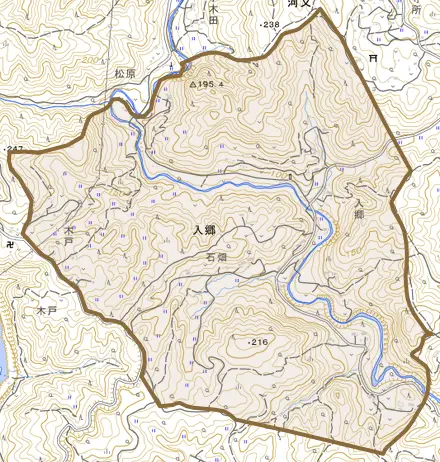 大字入郷とその周辺の地図。町の範囲を重ねている