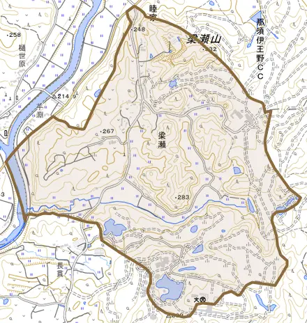 大字梁瀬とその周辺の地図。町の範囲を重ねている