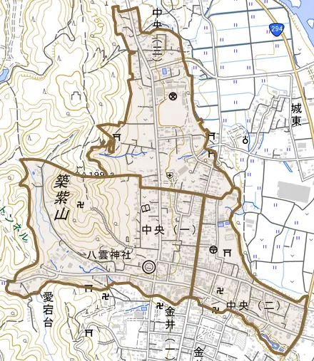 中央とその周辺の地図。町の範囲を重ねている