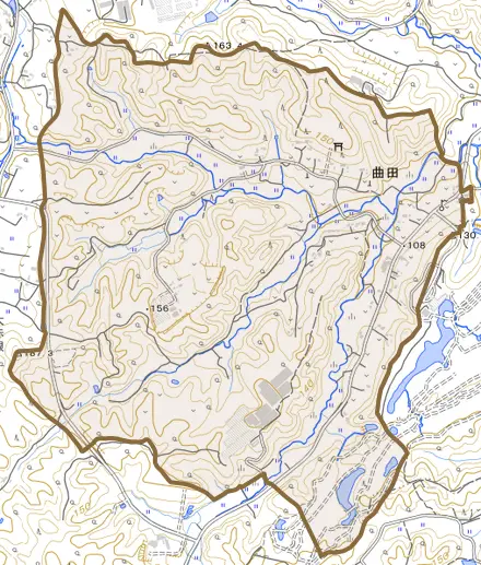 曲田とその周辺の地図。町の範囲を重ねている