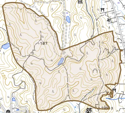 城山とその周辺の地図。町の範囲を重ねている