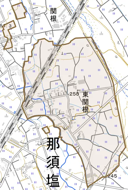 東関根とその周辺の地図。町の範囲を重ねている
