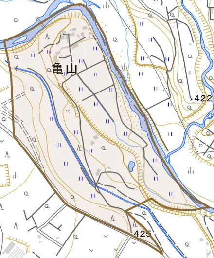 亀山とその周辺の地図。町の範囲を重ねている