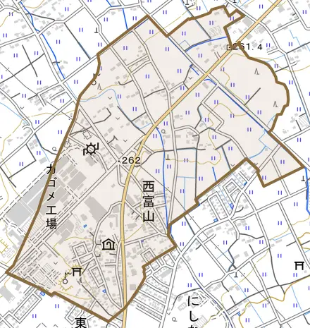 西富山とその周辺の地図。町の範囲を重ねている