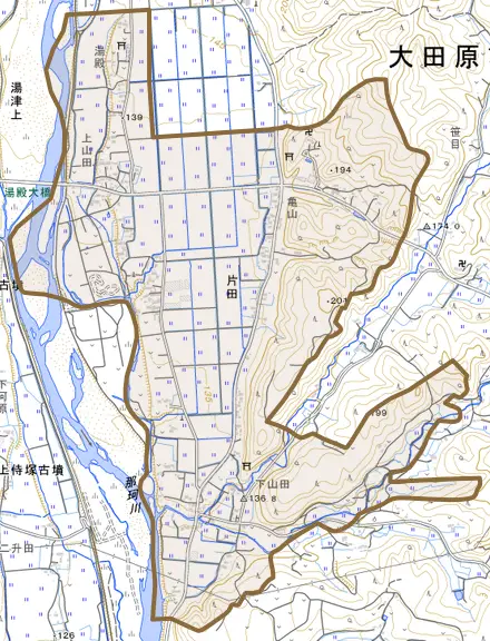 片田とその周辺の地図。町の範囲を重ねている