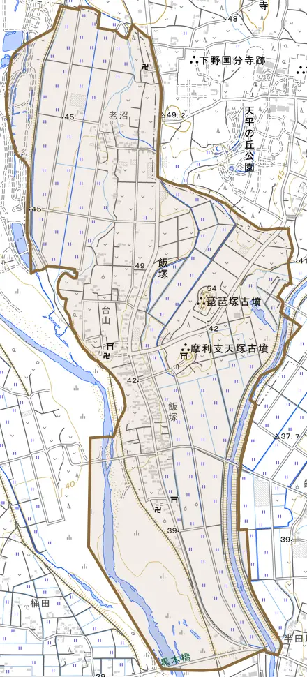 大字飯塚とその周辺の地図。町の範囲を重ねている