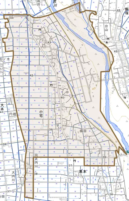 大字小宅とその周辺の地図。町の範囲を重ねている