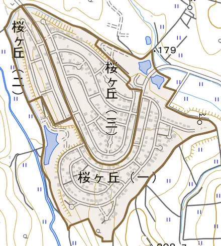 桜ヶ丘とその周辺の地図。町の範囲を重ねている