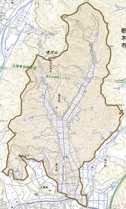 富士町とその周辺の地図。町の範囲を重ねている