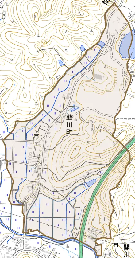 韮川町とその周辺の地図。町の範囲を重ねている