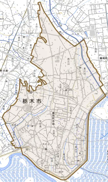 藤岡町赤麻とその周辺の地図。町の範囲を重ねている