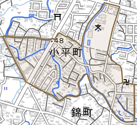 小平町とその周辺の地図。町の範囲を重ねている