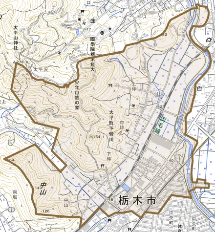 大平町下皆川とその周辺の地図。町の範囲を重ねている