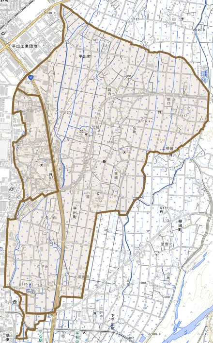 平出町とその周辺の地図。町の範囲を重ねている