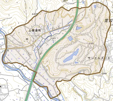 上横倉町とその周辺の地図。町の範囲を重ねている