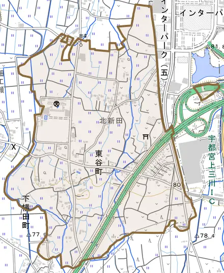 東谷町とその周辺の地図。町の範囲を重ねている