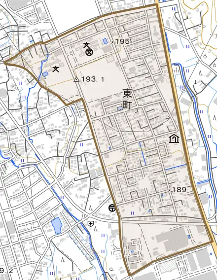 東町とその周辺の地図。町の範囲を重ねている