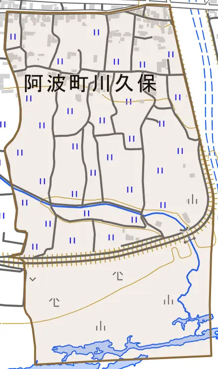 阿波町川久保とその周辺の地図。町の範囲を重ねている