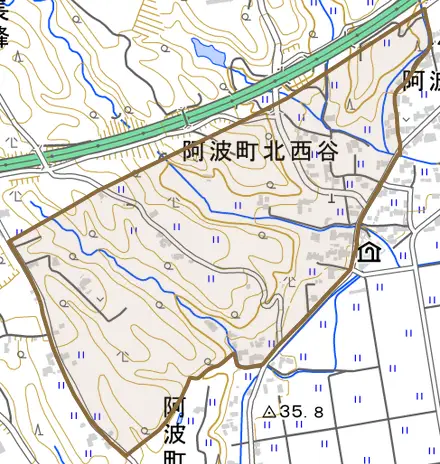 阿波町北西谷とその周辺の地図。町の範囲を重ねている