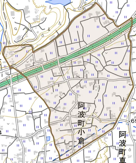 阿波町小倉とその周辺の地図。町の範囲を重ねている