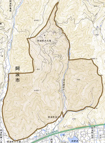 阿波町大久保とその周辺の地図。町の範囲を重ねている