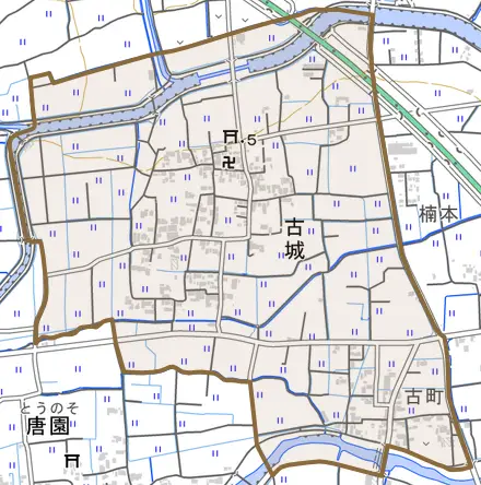 古城とその周辺の地図。町の範囲を重ねている