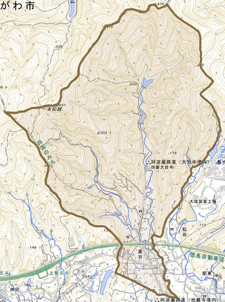 黒谷とその周辺の地図。町の範囲を重ねている