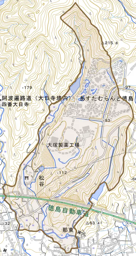 松谷とその周辺の地図。町の範囲を重ねている