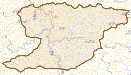小川とその周辺の地図。町の範囲を重ねている