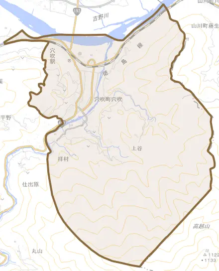 穴吹町穴吹とその周辺の地図。町の範囲を重ねている