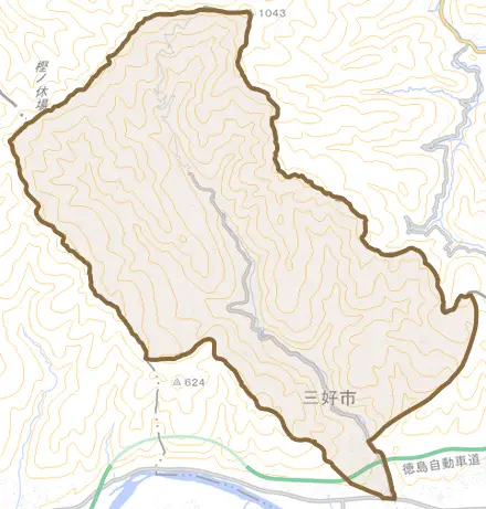 三野町太刀野山とその周辺の地図。町の範囲を重ねている